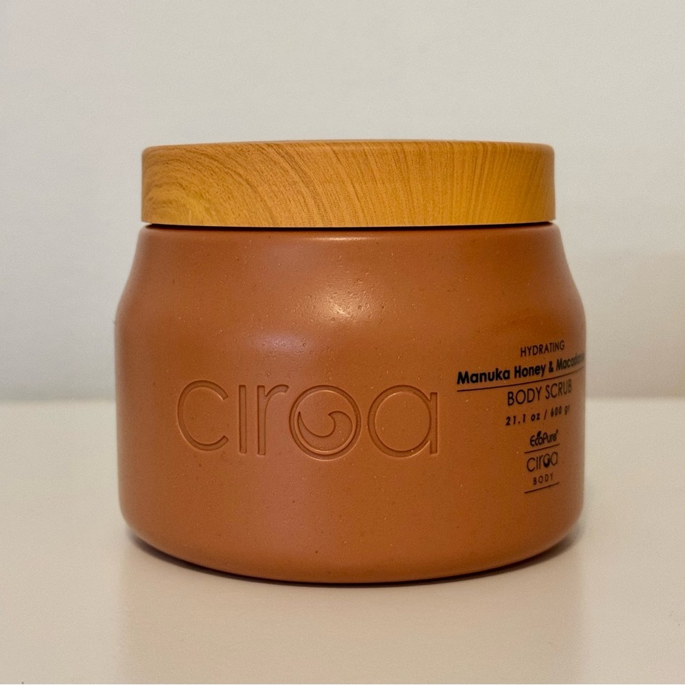 Ciroa Hydrating Manuka Honey & Macadamia Body Scrub